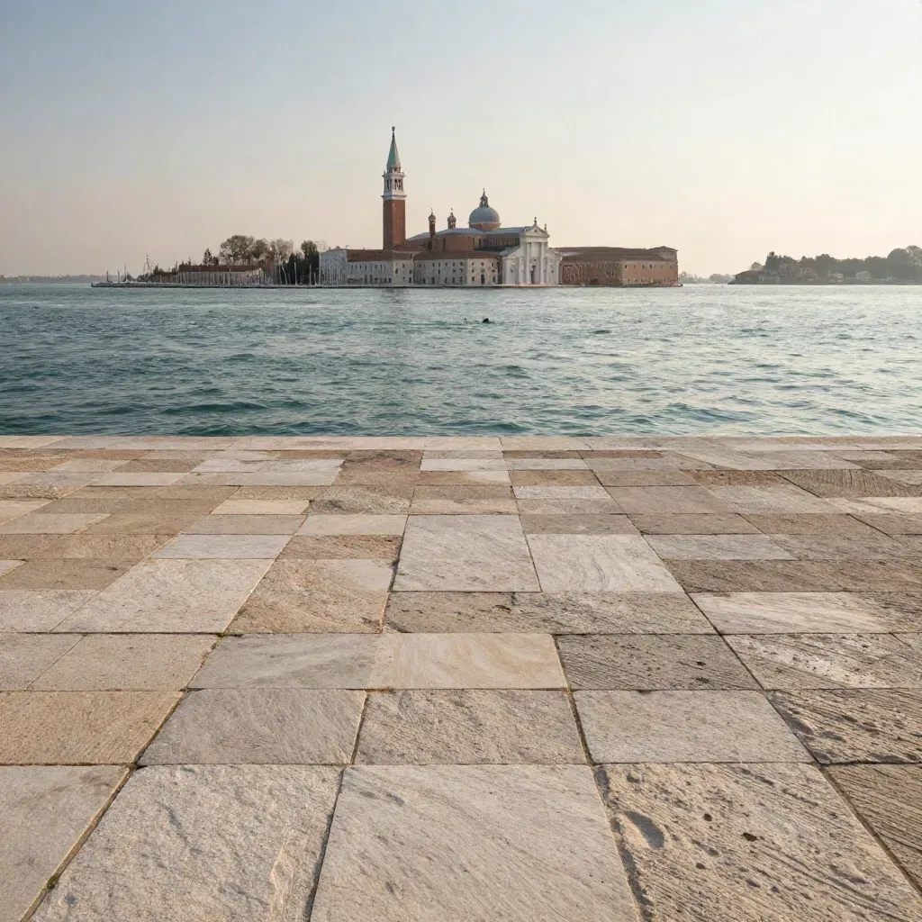 Venezia al tramonto sopra pietra d’Istria e acqua lagunare, atmosfera calma e luminosa